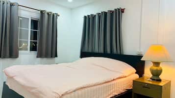 Standard Villa | Desk, rollaway beds, free WiFi, bed sheets