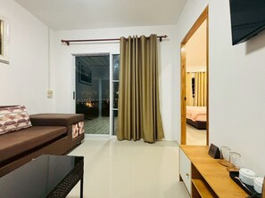 Biệt thự | Khu phòng khách | TV 32-inch có truyền hình cáp 