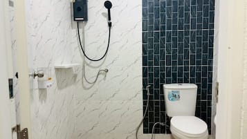 Deluxe Villa | Bathroom | Shower, hair dryer, towels
