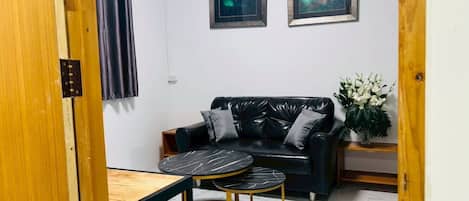 Deluxe-huvila | Oleskelualue | 32–tuumainen televisio, jossa kaapelikanavat