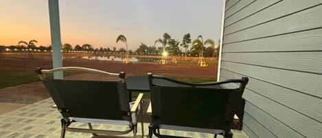 Biệt thự Tiêu chuẩn | Khu phòng khách | TV 32-inch có truyền hình cáp