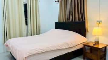 Villa | Desk, rollaway beds, free WiFi, bed sheets