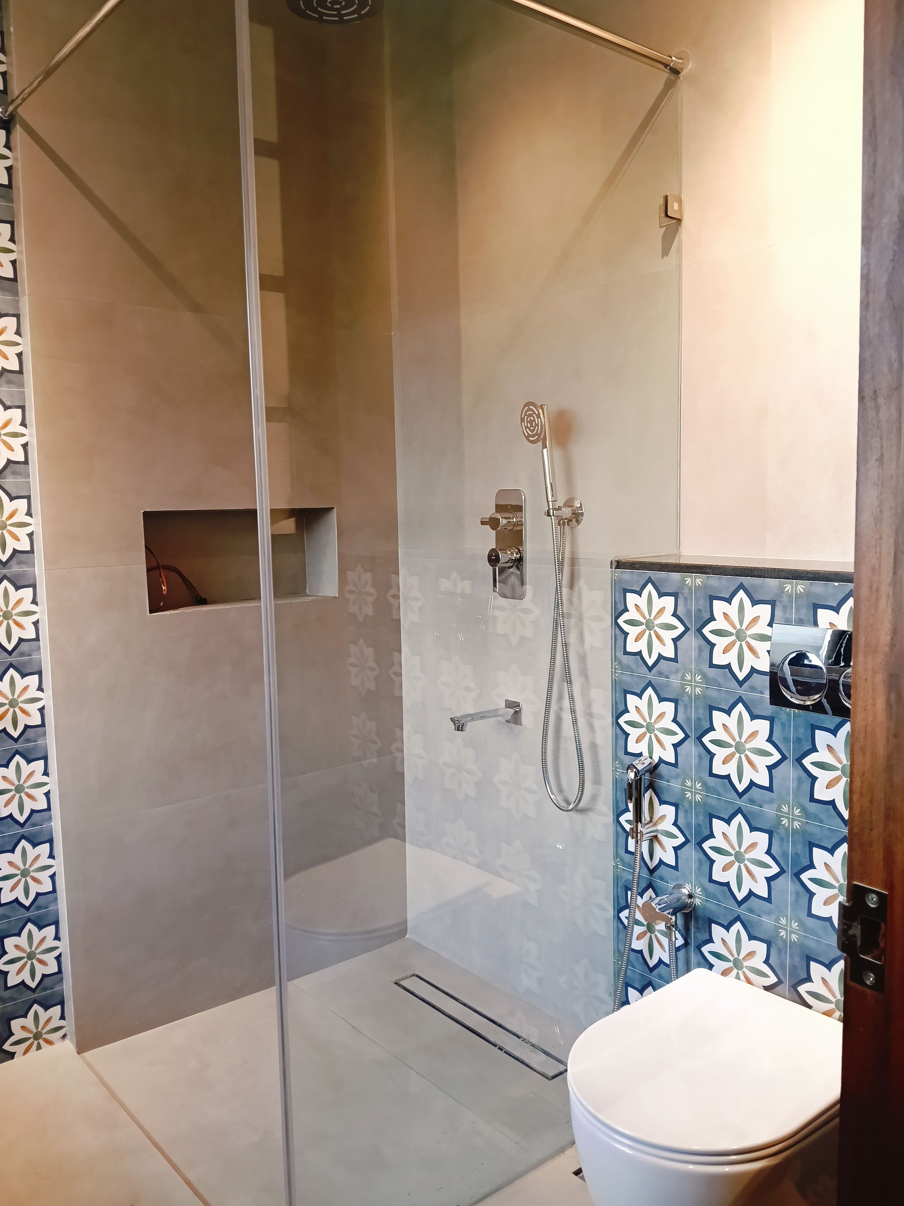 Ein Badezimmer mit Duschkabine, Toilette und Waschbecken.