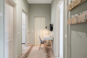 Interior - Welcome to Easy Breezy in La Spezia, located in the quiet and well-connected Migliarina area. The property has been recently renovated to offer you a comfortable and pleasant stay.The house is just a short walk from key services such as bars, restaurants (La Spezia)