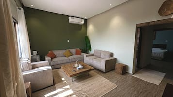 Bungalou, pati hawaià, vistes al mar | Sala d'estar