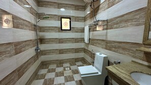 獨立浴缸和淋浴設備、毛巾、肥皂、洗髮精