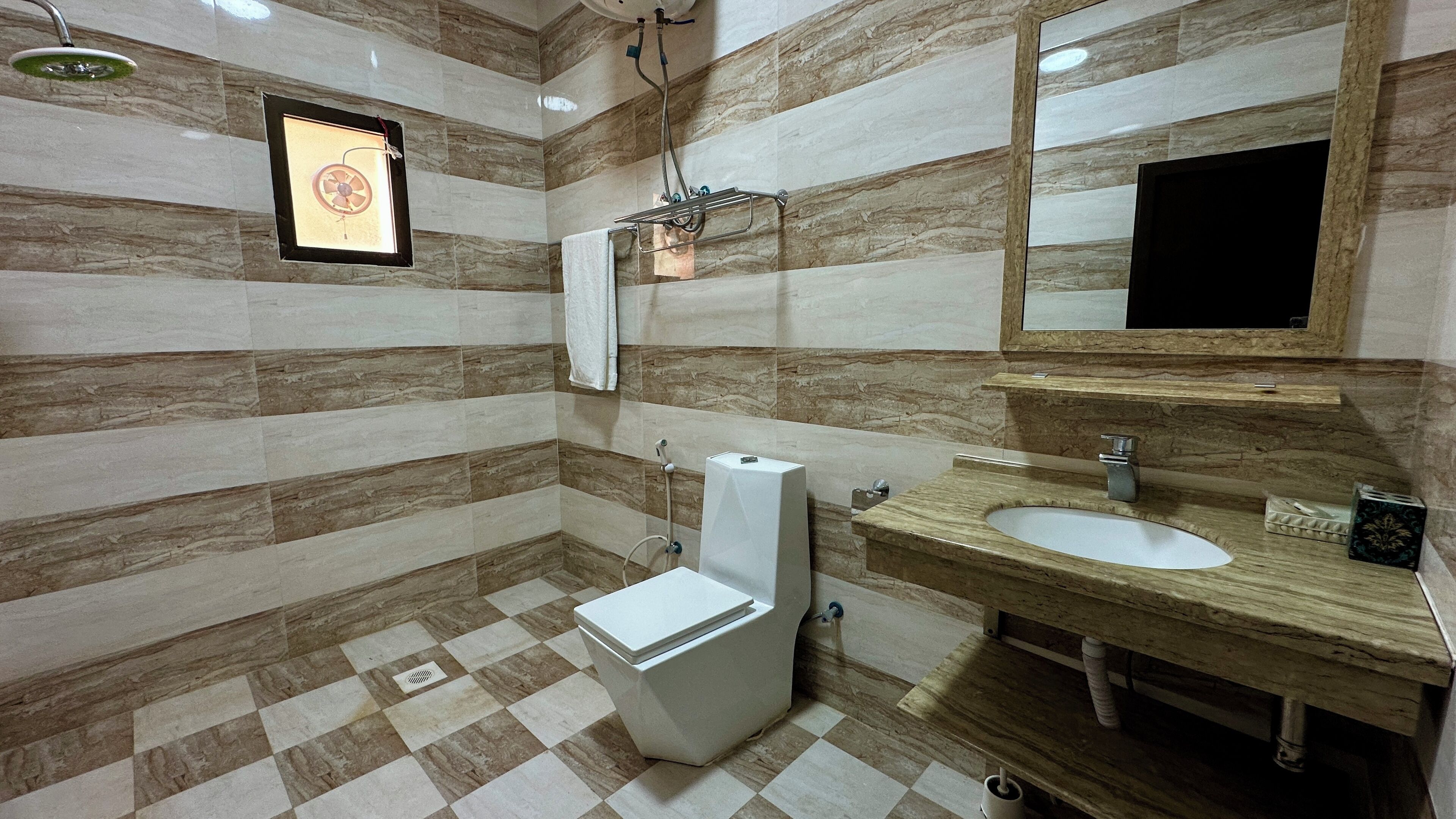 Banyera i dutxa independents, tovalloles, sabó i xampú 