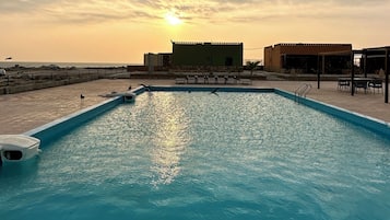 Piscina a l'aire lliure, gandules i socorristes a les instal·lacions