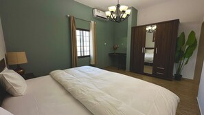 洋房, 部分海景 | 客房內保險箱、書桌、遮光布/窗簾、熨斗/熨衣板