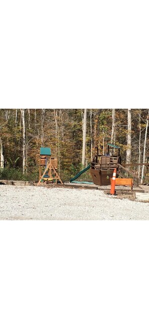 Children’s area - Air bnb or vacation getaway on Cumberland river! (Burnside)