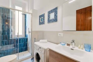 Dusche, Bidet, Handtücher