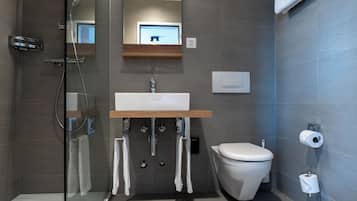 Dobbeltrom – superior, balkong, byutsikt | Bad | Dusj, toalettartikler (inkludert), hårføner og håndklær