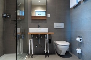 高级双人房, 阳台, 城市景观 | 浴室 | 淋浴设施、免费洗浴用品、吹风机、毛巾