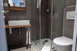 Single Room, City View | Bathroom | Shower, free toiletries, hair dryer, towels - Hotel Loge AG (Winterthur)