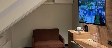 Superior Double Room, Balcony, City View | Living area