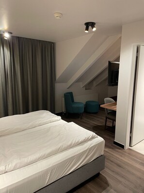 Superior Double Room, Balcony, City View | In-room safe, desk, laptop workspace, free WiFi - Hotel Loge AG (Winterthur)