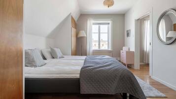 1 bedroom, desk, iron/ironing board, WiFi