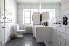 Shower, hair dryer, towels, shampoo - Modern 1-bedroom apt at Stora torget in Visby (Visby)