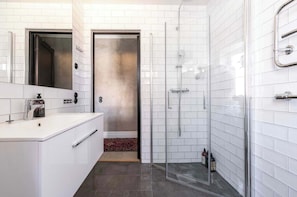 Shower, hair dryer, towels, shampoo - Modern 1-bedroom apt at Stora torget in Visby (Visby)