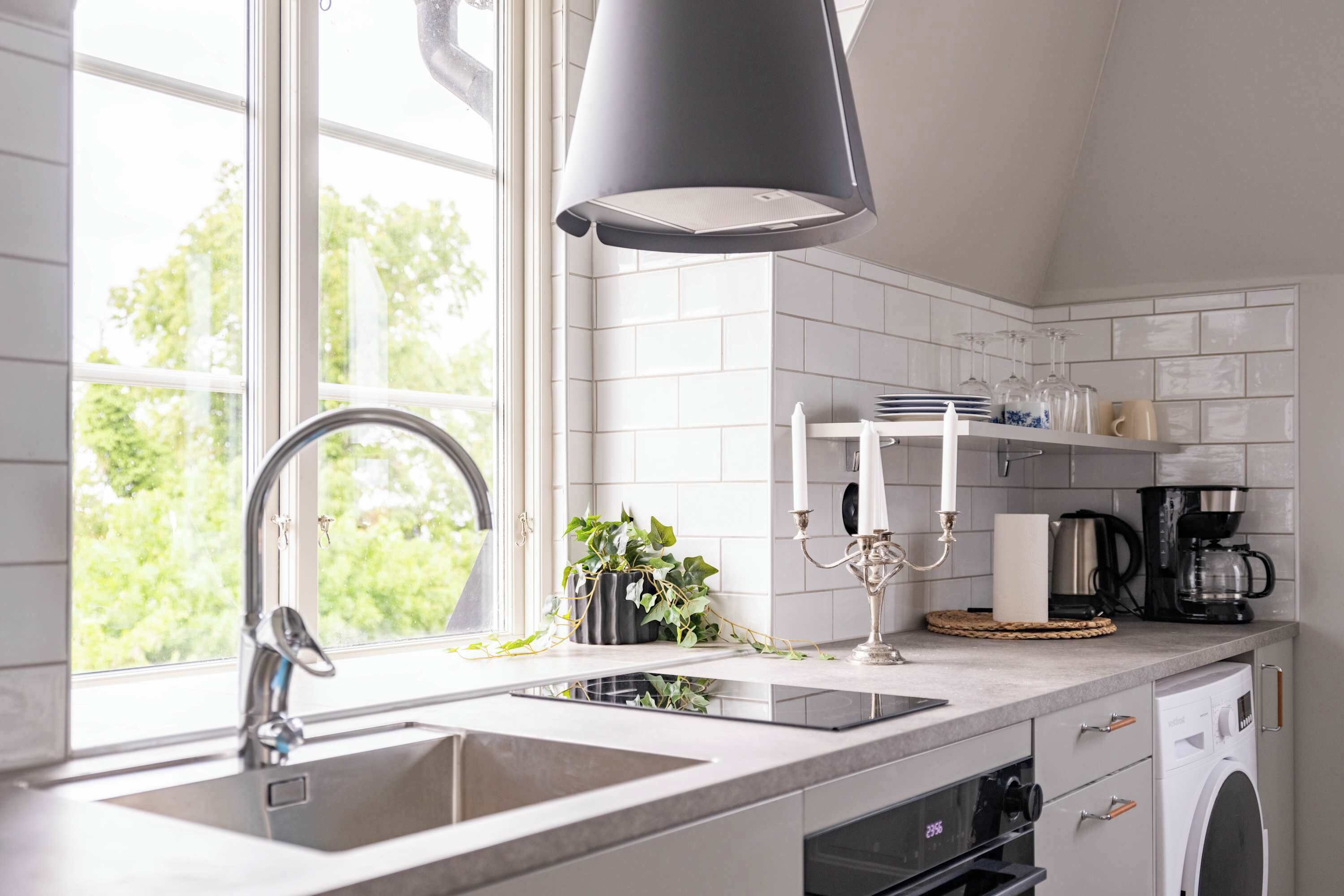 Kjøleskap, ovn, kokeplater og oppvaskmaskin