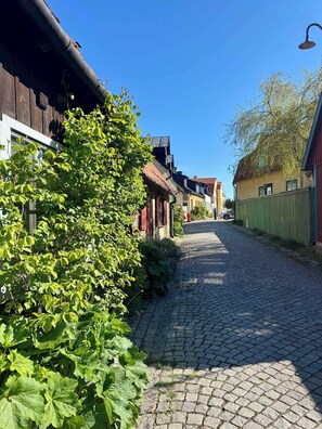 Property grounds - Renovated apartment with balcony in Visby (Visby)