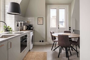 Fridge, oven, stovetop, dishwasher - Renovated apartment with balcony in Visby (Visby)