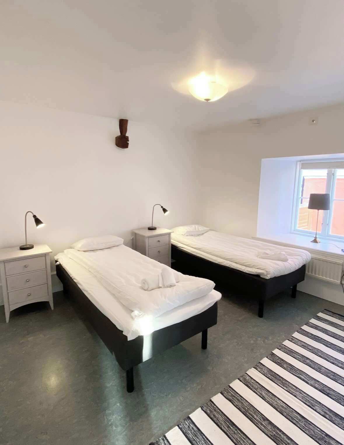 2 bedrooms, desk, iron/ironing board, WiFi