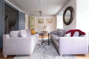 Flat-screen TV - Enchanting 4 Bdr Villa Close to Medieval Cathedral (Visby)