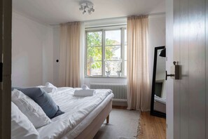 4 bedrooms, desk, iron/ironing board, WiFi - Enchanting 4 Bdr Villa Close to Medieval Cathedral (Visby)