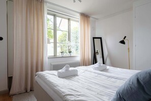 4 bedrooms, desk, iron/ironing board, WiFi