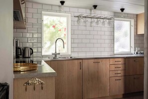 Fridge, microwave, oven, stovetop - Charming 5-bed house in Central Visby with views (Visby)