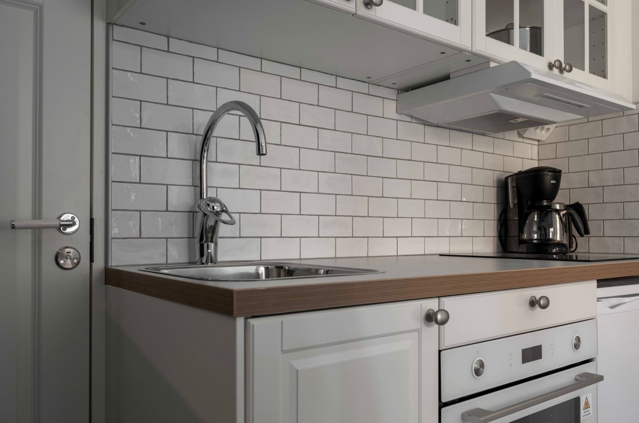 Kühlschrank, Ofen, Herdplatte, Wasserkocher mit Kaffee-/Teezubehör