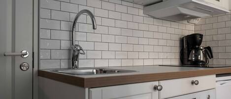 Kühlschrank, Ofen, Herdplatte, Wasserkocher mit Kaffee-/Teezubehör