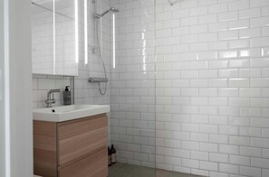 Shower, hair dryer, towels, shampoo - Lovely 2 bedroom apartment in Visby (Visby)