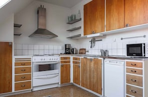 Fridge, microwave, oven, stovetop - Cozy 3-bedroom apartment in the center of Visby (Visby)