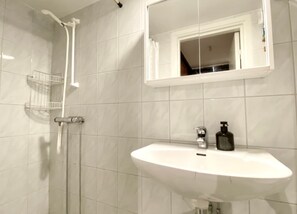 Shower, hair dryer, towels, shampoo - Cozy apartment in building next to the city wall (Visby)