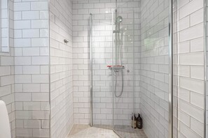 Shower, hair dryer, towels, shampoo - Renovated studio in the heart of Visby (Visby)