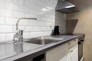 Frigorifero, forno, piano cottura, lavastoviglie