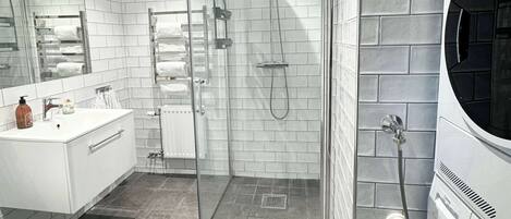 Shower, hair dryer, towels, shampoo