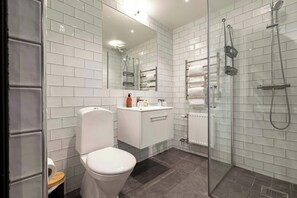 Shower, hair dryer, towels, shampoo - Lovely apartment in central Visby (Visby)