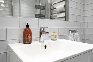 Shower, hair dryer, towels, shampoo - Lovely apartment in central Visby (Visby)