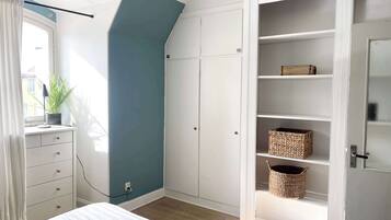 2 soverom, skrivebord, strykejern/-brett og wi-fi