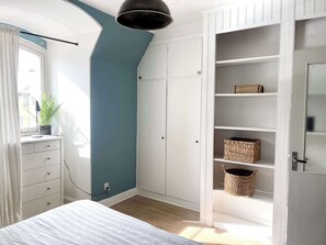 2 bedrooms, desk, iron/ironing board, WiFi