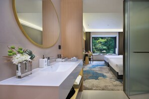 Basic-Zweibettzimmer, Hügelblick | Badezimmer