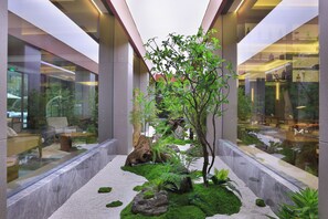 Lobby sitting area - Langyun Garden Hotel (Guilin)