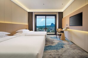 舒适双床房, 花园景观 | 高档床上用品、特色装修、特色家居、  办公桌