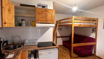 Frigorifero, microonde, piano cottura, lavastoviglie