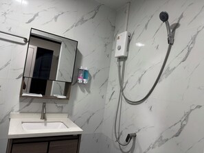 Deluxe-Einzelzimmer, Veranda | Badezimmer | Dusche, kostenlose Toilettenartikel, Hausschuhe, Handtücher
