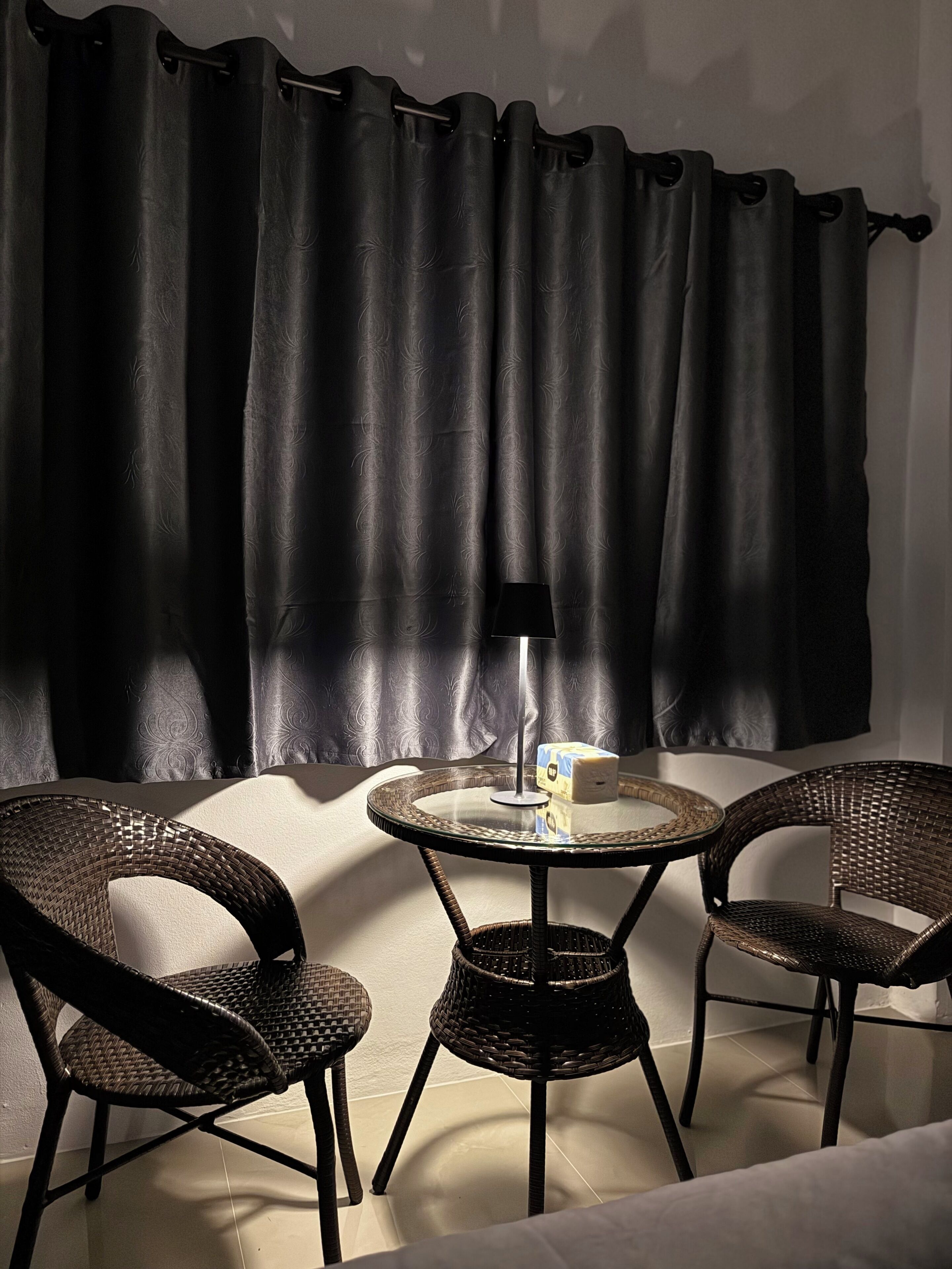 Tomannsrom – deluxe, lanai | Oppholdsområde