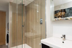 Shower, towels - Elegant Georgian City Retreat for 5 (West Sussex)